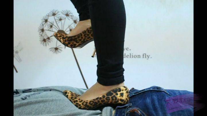 7双高跟鞋全体重踩踏，细跟插入肚子特写。最高的鞋子20CM