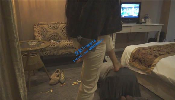 某商场服装导购员悦悦女主休闲装调教私奴