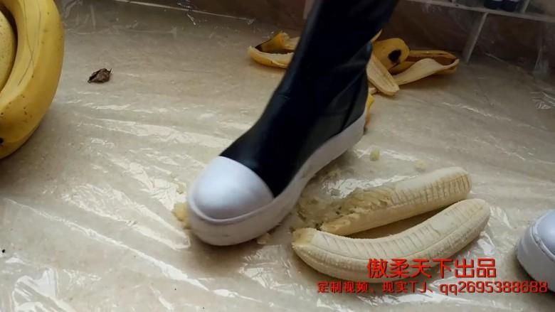 长筒帆布加高跟踩香蕉和西瓜