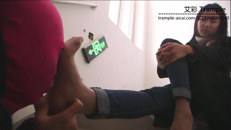 艾丝女王—-室外楼道大胆调教贱狗