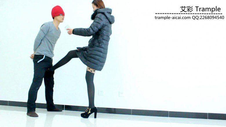 甜美媛媛女主高跟黑丝踢踹贱狗下体暴打贱狗！