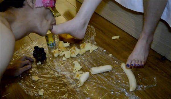 『奴隶岛』—狗奴喂食