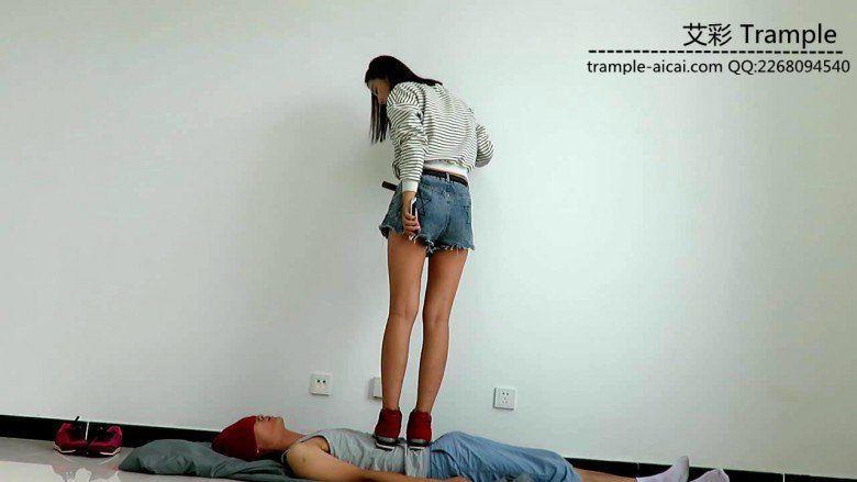 甜美媛媛女主运动鞋蹦踩贱狗踩头下下体羞辱！
