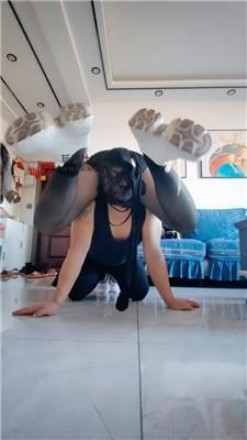 【李老师】小白鞋黑丝全体重踩踏 JS250116-5