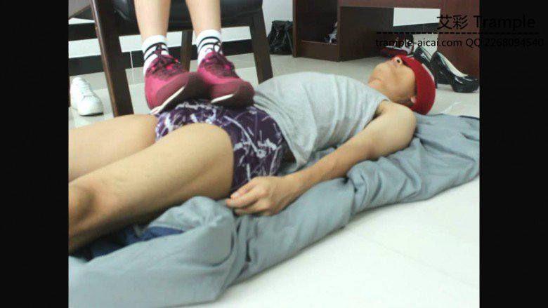 00后女主运动鞋，运动棉袜践踏贱狗下体让贱狗闻舔！