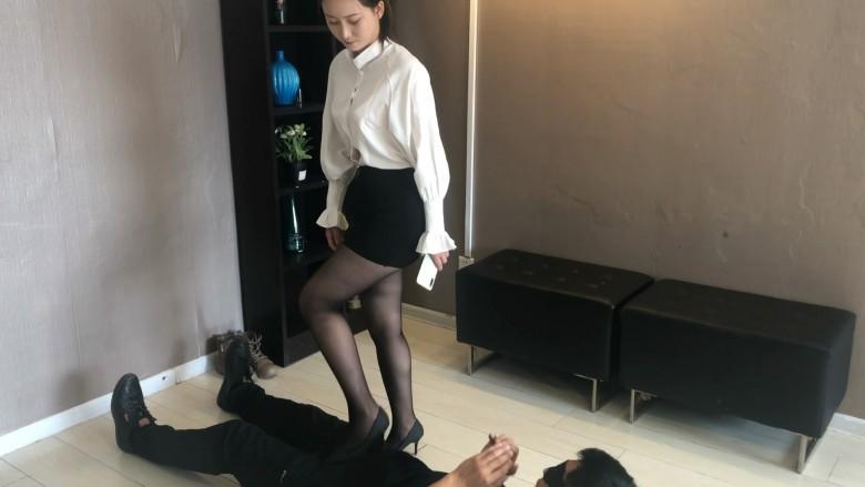 女职员羞辱经理