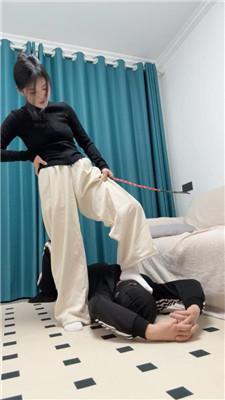 【辣辣bb】转胯狗爬/白袜踩虐 JS250216-18