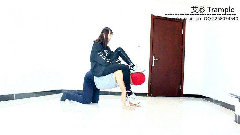 00后天使女主骑乘散步，臭棉袜堵脸踩下体！