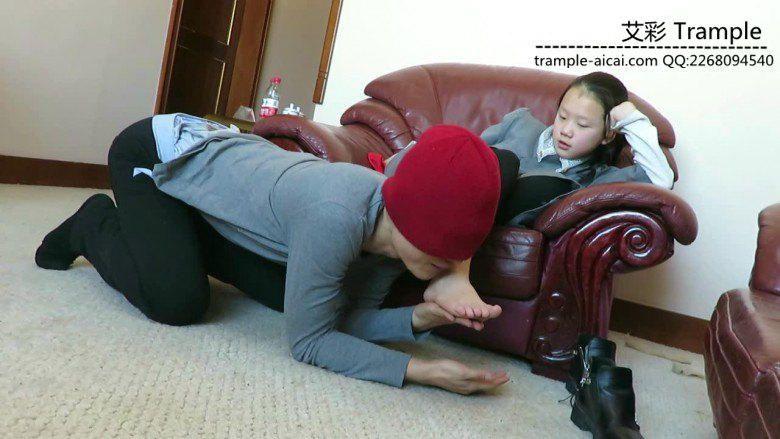 跪舔12侑主棉袜小脚裸足，被女主各种羞辱！