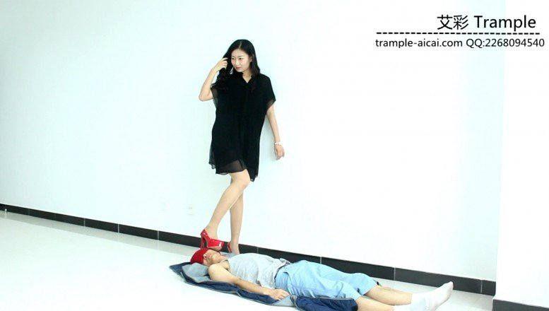 高挑超模天星女主红高跟虐踩贱狗！