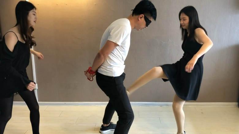 美女职员惩治猥琐领导