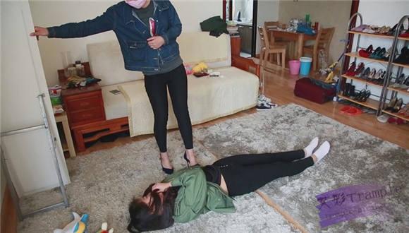 艾丝指导两高中妹子互踩，最后艾丝也忍不住上去踩了两脚 G-NV-216