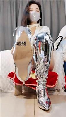 【我是女王也是萝莉】银色战靴还不快进来狂舔    250503-21