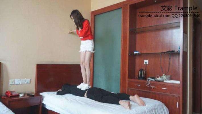 某工商大一两女学生帆布鞋的初次踩踏