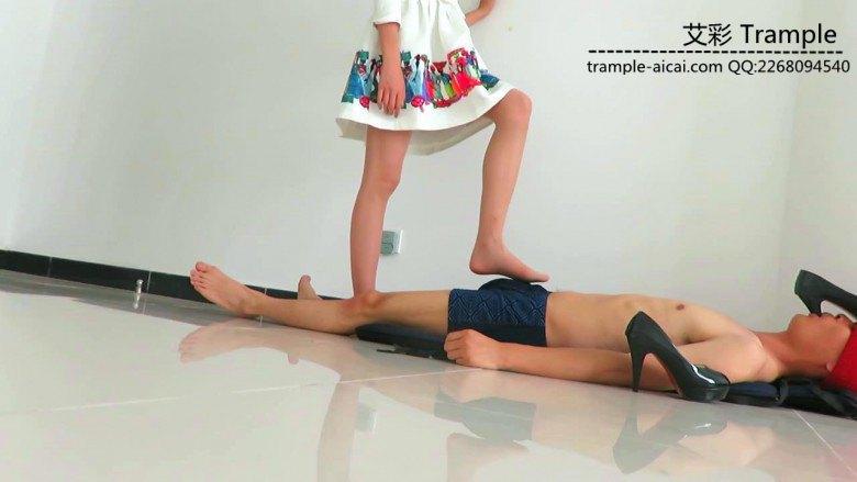 嘴叼00后天使女主高跟不许掉！