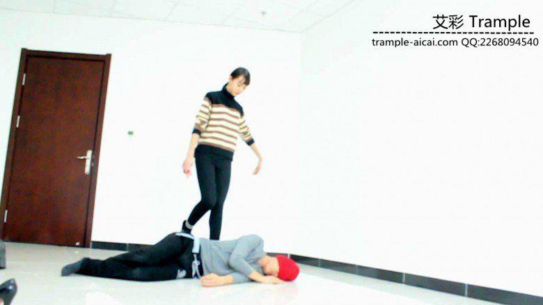00后女主高跟踩踹贱狗身体下体！