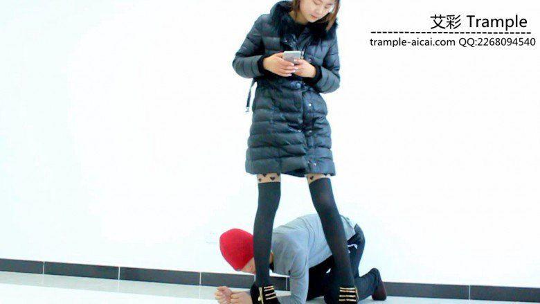 闻舔甜美媛媛女主性感高跟，女主高跟遛狗！