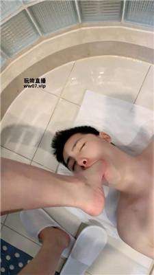 【黑兔】强制虐乳坐脸窒息 bf53443