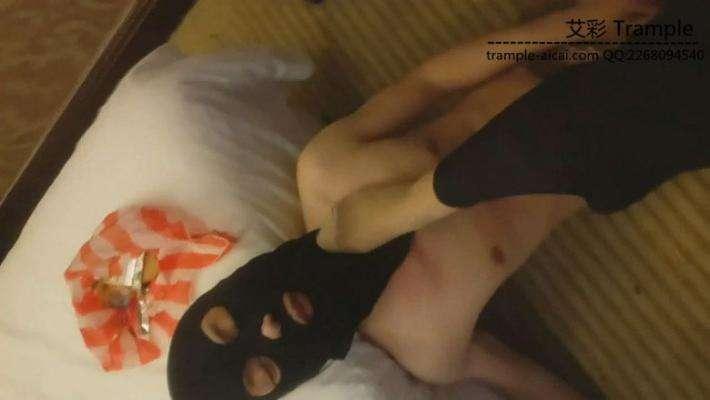 肉丝长腿美女调教狗奴