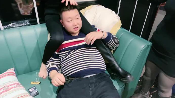 【梓S】KTV-群调S玩虐老板/骑脖/踩踏【完整版】