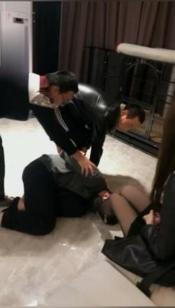 【绝美vivi】仙人跳：强迫调教外卖小哥