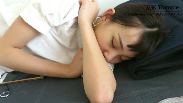 偷舔熟睡中的00后天使女主鞋底闻棉袜！