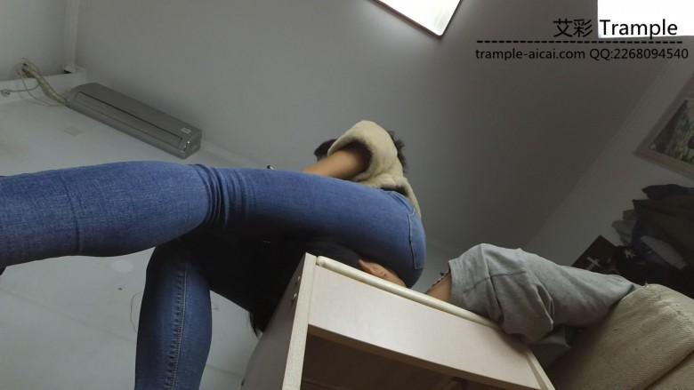 90妹子牛仔裤坐脸