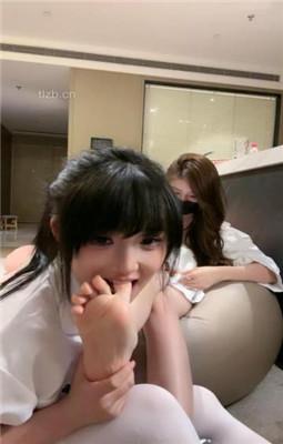 【美美子】女神闺蜜做狗裸足狂舔