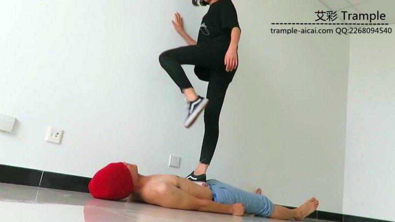 00后天使女主帆布鞋大踏步践踏贱狗！