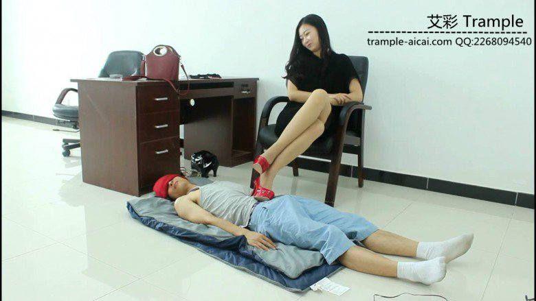 超模天星女主红高跟休闲打电话虐踩脚踏垫！