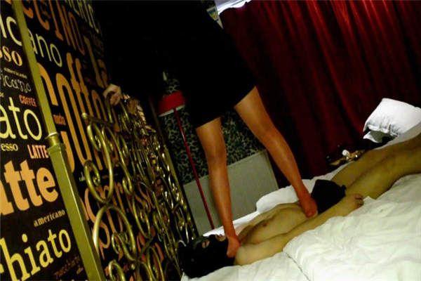 『奴隶岛』—婷婷红色丝袜惩罚钟点工