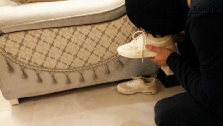 偷闻姐姐袜子的下场