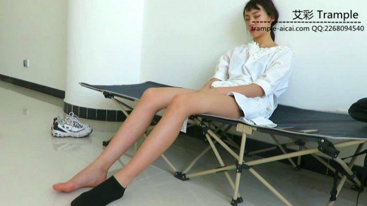 贱狗伺候休息时的00后天使女主跪舔裸足棉袜！