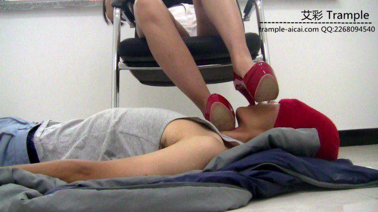 超甜美老师天依女主高跟深喉，虐踩贱狗脖子！