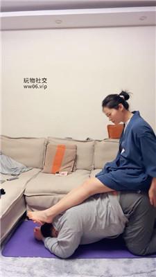 【埋汰】玉足踩虐猥琐继父 JS250304-16