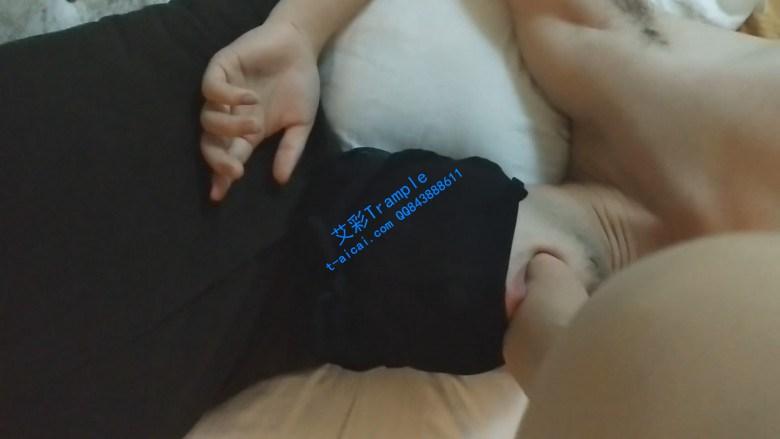 足浴店技师美女高跟鞋喂食