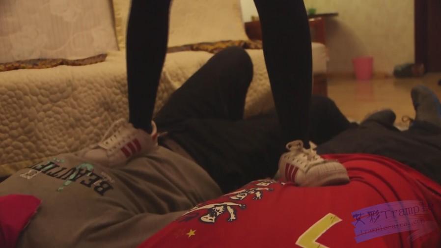 艾丝：哥哥父亲要求艾丝乱伦踩踏