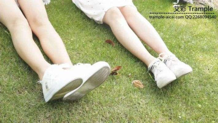 大一两位美女学生的户外美足秀