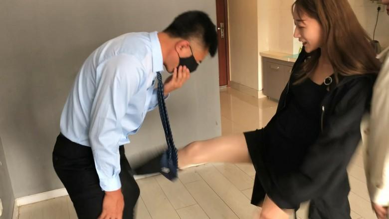 女职员怒惩变态上司