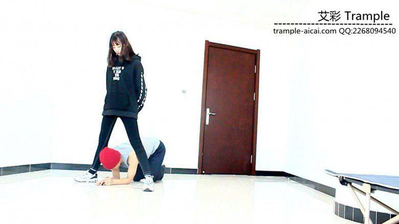 00后天使女主踢裆钻跨暴打羞辱贱狗！