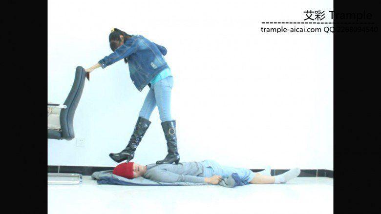 萌主棉袜+长靴虐踩贱狗下体及全身！