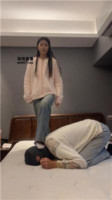 【伊未】牵狗链白袜脚踩虐 bf51345