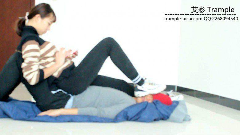 窒息!00后女主运动鞋,踩脚裤棉袜,裸足捂脸堵嘴! 窒息!00后女主运动鞋,踩脚裤棉袜,裸足捂脸堵嘴!