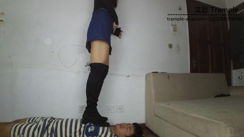 妹子短裙长靴坐脸踩踏