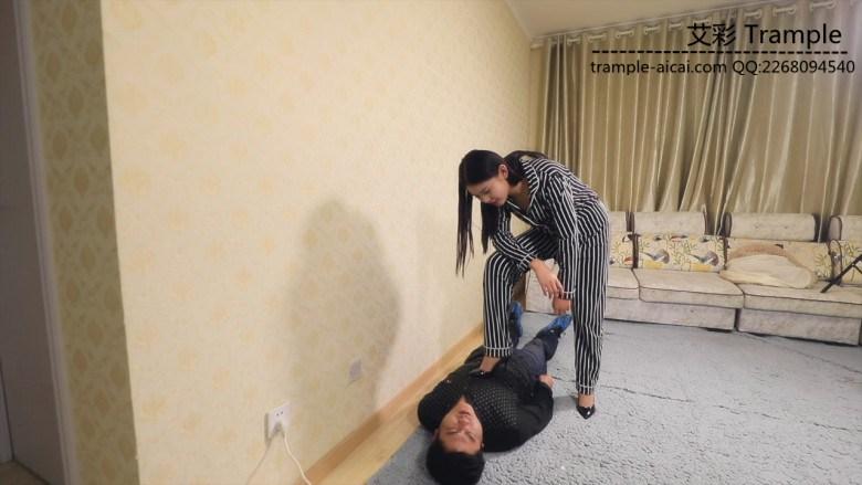 凶狠暴力高跟踩踏