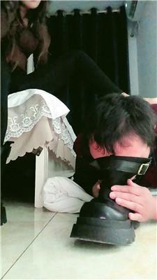 【琦琦】强制闻臭鞋/喝圣水/舔闻白袜 JS250114-11