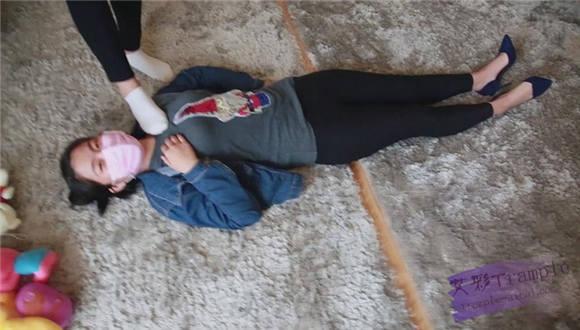 艾丝指导两高中妹子互踩，最后艾丝也忍不住上去踩了两脚 G-NV-216