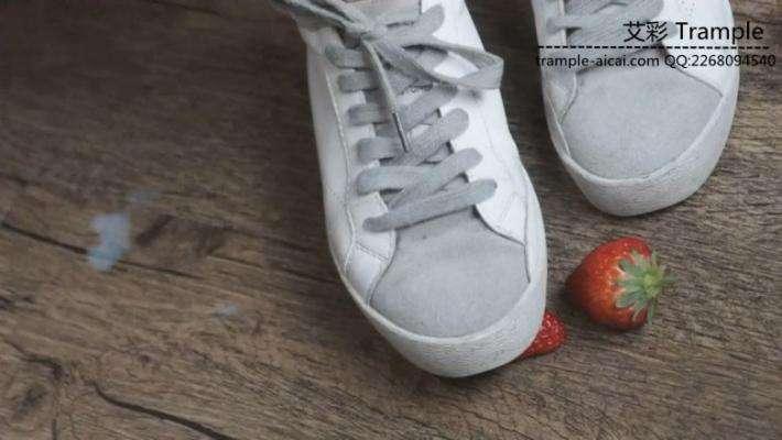 艺校美女原味小白鞋踩草莓