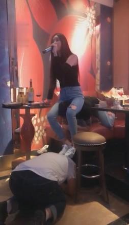 vivi，KTV调教双奴