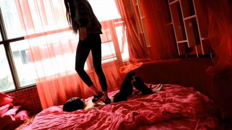 『奴隶岛』—萱萱运动鞋踢踹惩罚按腿奴